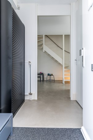 Foto - Te koop: In een rustige en kindvriendelijke woonomgeving staat deze moderne geschakelde twee-onder-een-kapwoning (bouwjaar 2011) met aangebouwde stenen garage, stijlvolle overkapping, vier slaapkamers, twee...